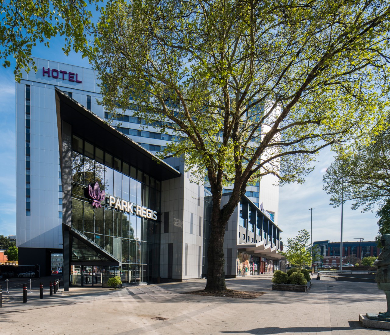 Photo of front of Park Regis hotel